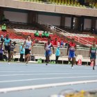 Katriel Angulo (c), se ubicó quinto en el heat 2 de los 100 metros planos.