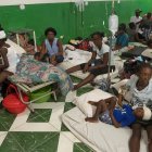 Pacientes y sus familiares permanecen hoy, en el hospital general de Les Cayes (Haití).
