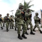 Miembros del ejército montan guardia antes de la llegada del huracán Grace en Punta Allen, estado de Quintana Roo (México)