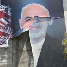 Un cartel con la imagen del expresidente afgano Ashraf Ghani este jueves en Kabul.