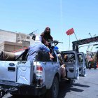 En un gesto inusual, los combatientes talibanes protegieron este jueves a fieles de la minoría chií de posibles atentados durante su festividad más sagrada, la Ashura, a pesar de que durante años esta minoría fue objetivo insurgente y del grupo yihadista Estado Islámico (EI) por considerarlos apóstatas.



Ahora son los talibanes los que protegen a los chiíes, que representan cerca del 10% de la población afgana, contra los ataques habituales que suele reivindicar el EI contra este grupo, sobre todo contra la minoría étnica hazara que profesa esa rama del islam.



Esos atentados suelen ocurrir con frecuencia durante las grandes festividades chiíes, como la Ashura hoy, su día más importante, en el que muestran su duelo por el martirio de Husein, su tercer imán y nieto del profeta Mahoma, en la batalla de Kerbala (actual Irak) en el año 680 a manos del califa Yazid I.



En esta ocasión, y coincidiendo con su rotunda victoria en Afganistán con la captura de Kabul el domingo, los talibanes han tomado el relevo de las fuerzas de seguridad afganas para proteger las procesiones en las que los hombres marchan por las calles vestidos de negro y ensangrentados mientras se flagelan la espalda.



Esas procesiones se celebraron hoy en ciudades como Kabul, la norteña Mazar-e-Sharif y la occidental Herat, después de que los líderes talibanes se comprometieran a que nadie interrumpiría los ritos, algo que, en un principio, lograron cumplir.


Los talibanes pasan de atacar



"Haremos todo lo posible para asegurarnos de que todos sean parte del país, incluso aquellos que se opusieron a nosotros en el pasado", afirmó este martes el principal portavoz talibán, Zabihulla Mujahid, que por primera vez en décadas se mostraba en público.