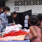 Funcionarios y voluntarios entregan los artículos a las familias necesitadas.