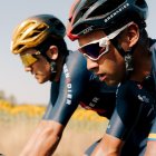 Dupla. Los ecuatorianos Richard Carapaz (i) y Jonathan Narváez, ambos de Ineos, en la etapa desarrollada este jueves.
