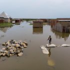 Un niño camina por un improvisado puente hecho con sacos, el 4 de marzo de 2021, en Bujumbura (Burundí).