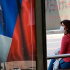 Una chilena espera por transporte en una calle de Santiago. El país del Cono Sur recupera poco a poco la normalidad.