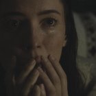 Actriz estadounidense Rebecca Hall, durante una escena del filme de terror "The Night House".