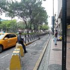 Trabajo. Los taxirrutas de Durán han sido alejados de la estación de la aerovía, pero siguen rodando.