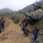 Vigilancia. Militares permanecen en la vía abierta en el cerro de Montecristi, en donde se colocará un radar.