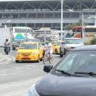 La Benjamín Rosales. Uno de los tramos más complejos es el que colinda con la terminal terrestre, por la cantidad de carros que se movilizan. La falta de iluminación en las noches agrava la escena.