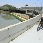 Los olores se perciben desde el puente que une a La Puntilla con Guayaquil.