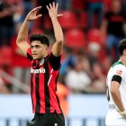 Nadiem Amiri celebrate el cuarto gol del Leverkusen por la segunda fecha de la Bundesliga.
