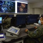 Control. Los miembros de la Fuerza Aerea Ecuatoriana (FAE) efectúan controles del espacio aéreo en los centros de monitoreo.