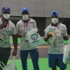 Jordi Congo, Damián Carcelén y Roberto Chalá, paratletas ecuatorianos, en su llegada a la Villa Olímpica.