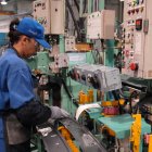 TRABAJADORA U OBRERA EN PLANTA INDUSTRIAL.