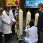 Médicos revisan y explican los cuidados y funcionamiento de los tanques de oxígeno