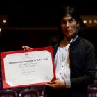 Johnajohn Campo posa con un diploma para Efe, el 20 de agosto de 2021 en Cali (Colombia). Johnajohn no se identifica como hombre o como mujer.