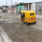 Clemente Hallay moja la calle para que no se levante la polvareda. Se acostumbró a hacerlo dos veces al día.