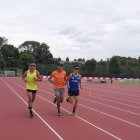 Darwin Castro (c), fondista ecuatoriano, junto a sus dos guías durante una de las prácticas en la sede japonesa.