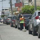 Los cuidadores de carros ponen palos, llantas y otros objetos para separar los espacios para el estacionamiento de personas que no habitan en la ciudadela Vernaza Norte.