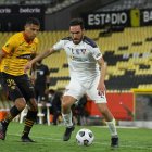 El cotejo se volvió bastante friccionado con faltas constantes.