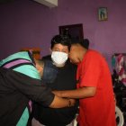 La familia de Marco Marín corrió a abrazarlo en medio de lágrimas cuando lo vieron llegar a casa.