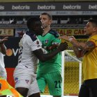 Mario Pineida (derecha) tiene un problema en los ligamentos. Está en recuperación.