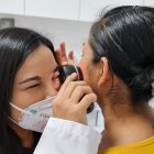 Especialista utilizando la lampara hook.