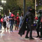 Hombres y mujeres disfrazados de superhéroes ponen un poco de color y diversión en la emblemática avenida de Guayaquil.