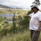 1. Reclamos.  Juan Manuel Simbaña, dirigente del barrio El Inga, señala la construcción de una nueva piscina para lixiviados.