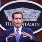 En la imagen un registro del portavoz del Pentágono, John Kirby, quien anunció este jueves que se ha producido una explosión fuera del aeropuerto de Kabul.