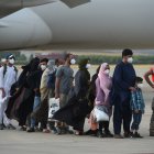 Algunas de las 260 personas procedentes de Afganistán que han llegado este lunes en un avión a la base aérea de Torrejón de Ardoz.