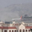 Humo de la explosión frente al aeropuerto internacional Hamid Karzai, en Kabul, Afganistán.