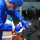 La vacunación a los jóvenes de Ecuador se iniciará a nivel nacional "la segunda semana de septiembre y terminará hasta finales de octubre" y serán en total 1,35 millones de adolescentes en el país, de acuerdo con estadísticas oficiales.