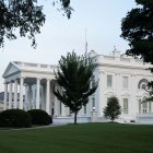 La bandera estadounidense ondea a media asta en la Casa Blanca en Washington, DC, EE. UU., El 26 de agosto de 2021. EFE/EPA/Stefani Reynolds / POOL