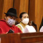 Proyecto. Leonidas Iza va día por medio a la Asamblea Nacional. Aquí, junto a Dina Farinango, llegó para presentar la nueva Ley de Comunicación.