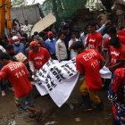 Rescatistas cuando sacan uno de los cuerpos calcinados. EFE/ SHAHZAIB AKBER