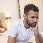 El estrés, fumar y ciertas afecciones de salud, pueden evitar que el hombre tenga una buena relación sexual
