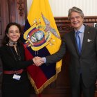 Helen Deller saluda al presidente Guillermo Lasso.