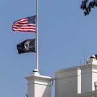 La bandera de Estados Unidos en lo alto de la Casa Blanca.