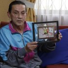 Juan Rosero muestra orgulloso una foto de su hijo Sebastián en competencia junto a Darwin Castro, tras sumar su segundo diploma paralímpico.