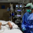 Poner a pacientes boca abajo reduce necesidad de intubación y su mortalidad.