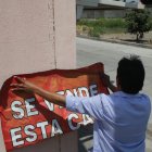 Laguna. Esta casa ubicada en Samanes tiene cerca de un año en venta y estuvo otro año en alquiler, pero nadie se ha interesado, por los malos olores de la laguna de oxidación.  2. Estero. Urdesa se ve afectada por los malos olores del estero contaminado. Cecilia Viteri muestra los mangles que sembró para minimizar el malestar.