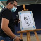 Francisco Pincay, caricaturista guayaquileño muestra uno de sus trabajos.