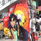 Arte. Kioskos y jardineras en el sector de La Mariscal han sido embellecidas por más de 50 artistas.