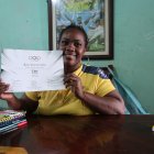 Rosa Tenorio muestra su diploma paralímpico, el mismo que lo recibió tras 9 años.