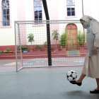 A la cancha. Después de clases arma el partido en el colegio.