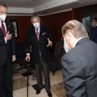 El expresidente del PSC saluda al rey de España, Felipe VI, en su última visita a Quito como parte de la comitiva del presidente Guillermo Lasso.