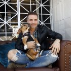 Roberto junto a su perra Mila, a la que considera su hija.

ENTREVISTA CON EL ACTOR ECUATORIANO ROBERTO MANRIQUE. Angelo Chamba. (ag-extra ag-expreso ag-quito)