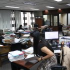 Incomodidad. A los funcionarios judiciales que trabajan en la sala Administrativa les toca convivir con los expedientes arrumados en el piso o cerca de sus espacios de trabajo.