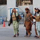 Los talibanes extienden su poder a medida que se acerca el fin de la retirada.